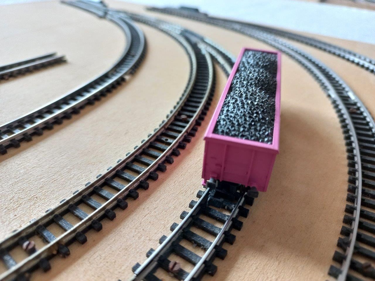 Roco Modelleisenbahnen: Roco Spur N Güterwagen   Eaos pink   intern 1 – Gebraucht aus Pfäffikon / ZH von Pefkadett 3