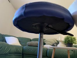 Tabouret bleu et coussin cylindrique blanc, parfait!