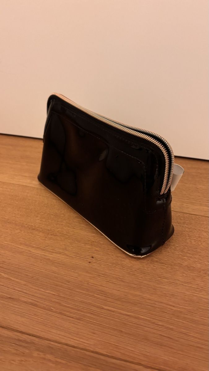 Custodie per cosmetici: Ted Baker Kosmetiktasche Lack Optik mit Schleife, Schwar – Usato da Wattwil venduto da take.that 3
