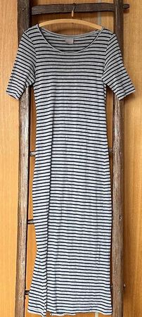 Vero Moda, langes Kleid mit Schlitz und kurzen Ärmeln, M