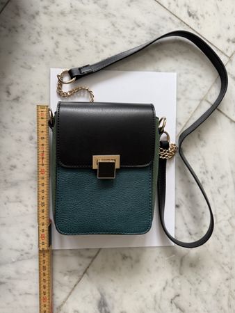 Handtasche / Umhängetasche grün mit Schnale