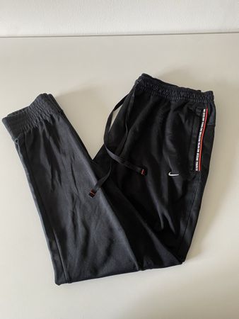 Schwarze Nike Trainingshose mit Streifen, Grösse XL