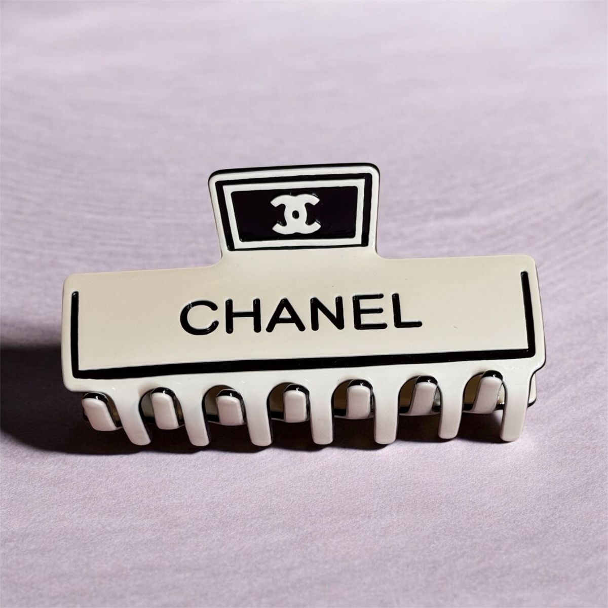 Chanel Haarschmuck: Pince à cheveux – Neu und originalverpackt aus Châtel-St-Denis von Montclair_Swiss 3