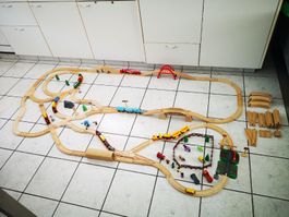 (F21) XXL Brio Holzeisenbahn mit viel Zubehör, Brio Züge... 