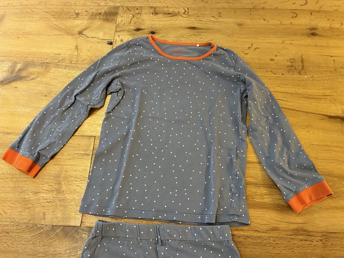 Pyjamas & Ähnliches: Pyjama grau gepunktet / Grösse 122/128 – Gebraucht aus Münchenstein von Pricemaker100 3