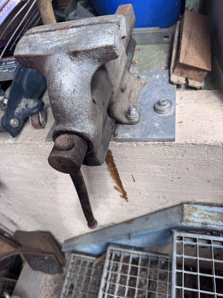 Tous les outils: Schraubstock massiv gebraucht – D'occasion à Schmerikon par LeandraBi 1