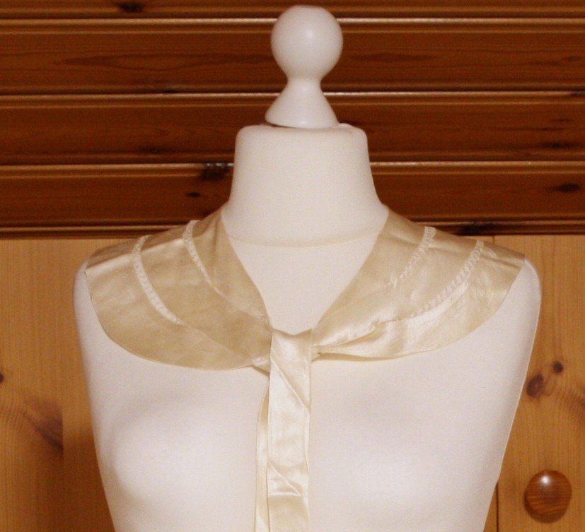 Foulards, Tücher & Schals: Kragen Satin Seide eierschale – Gebraucht aus Flüelen von Diversicum-Vintage 1