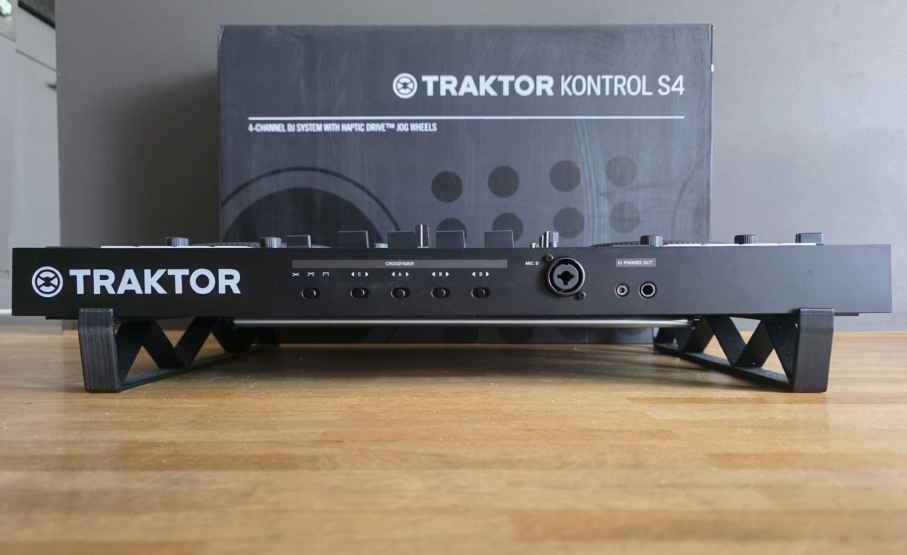 Native Instruments Console di mixaggio: Native Instruments Traktor Kontrol S4 MK3 – Usato da Basel venduto da regnam 3