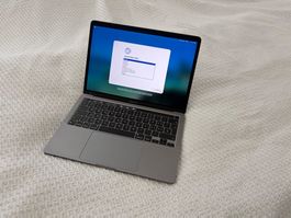 MacBook Pro 13" (M1) mit Beschädigung