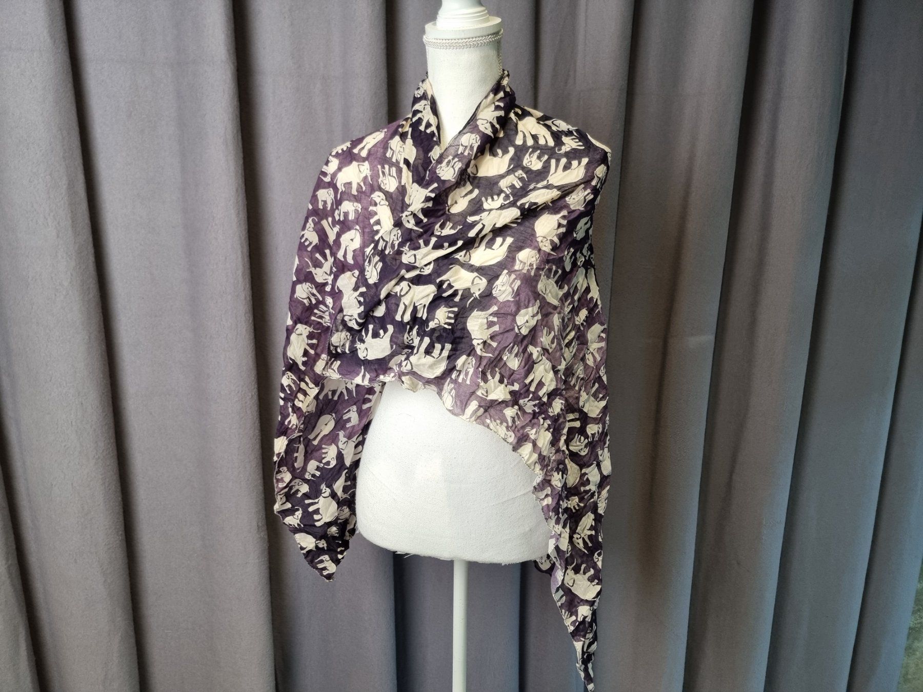 Foulard & Sciarpe: Schal mit Elefanten – Usato da Urtenen-Schönbühl venduto da Restwert_Schoenbuehl 1