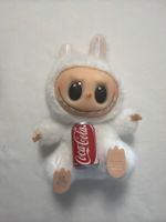 Labubu Plüschfigur mit Coca Cola Dose und Fussabdruck Form