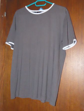T-shirt bpc gris avec liserés blancs taille M occasion