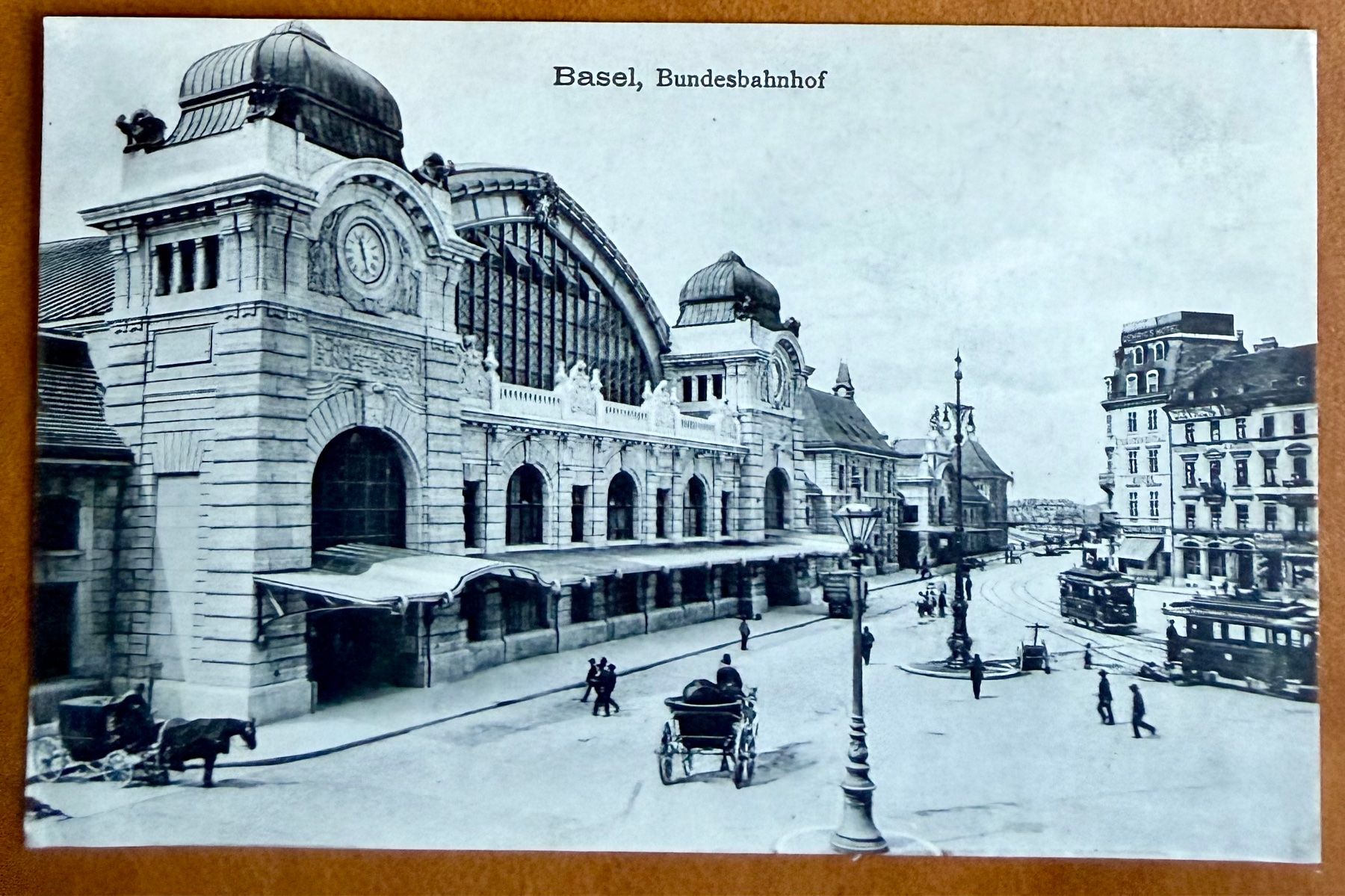 Cartoline postali: AK: BASEL - Bundesbahnhof  - Trams, Calèches - Animée – Usato da Lutry venduto da Ediego