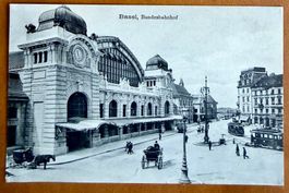 AK: BASEL - Bundesbahnhof  - Trams, Calèches - Animée