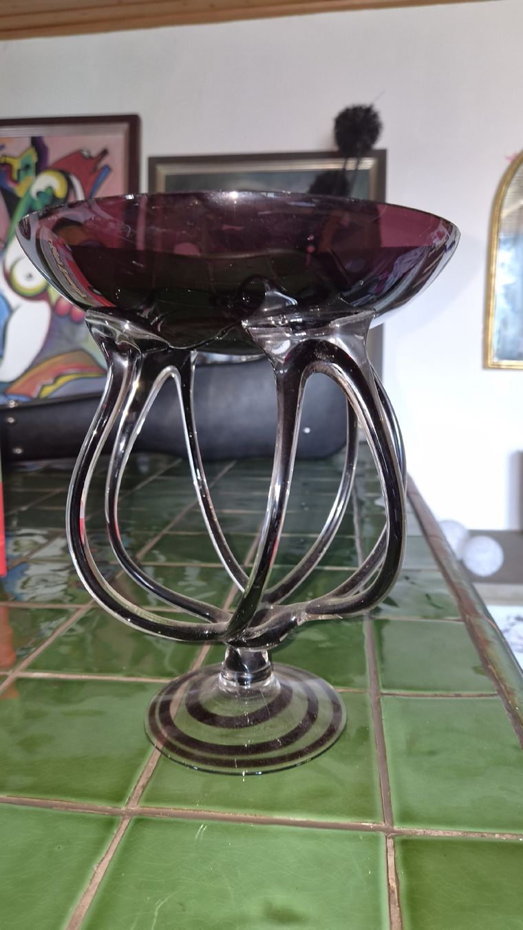 Bicchieri: Fuss-Schale Glas Amethystfarben Durchmesser ca 21 cm – Usato da Kölliken venduto da Upcycling-by-Mc-TAM 1