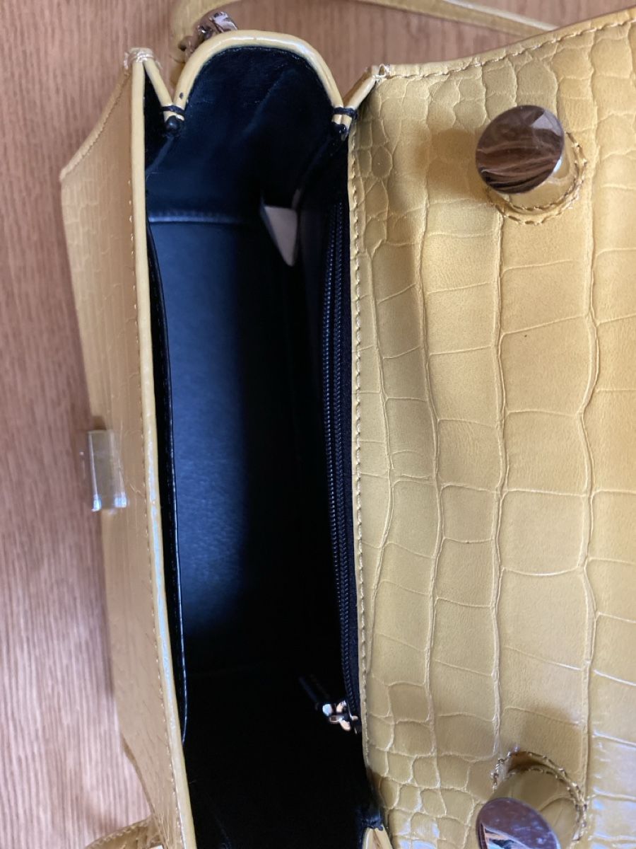 Taschen für Damen: Charles & Keith Tasche – Gebraucht aus Wetzikon ZH von purple_44 3