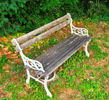 Romantische Gartenbank / Parkbank im Vintage-Stil