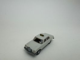 Mercedes 200 Taxi grauweiss eingesetztes Lenkrad
