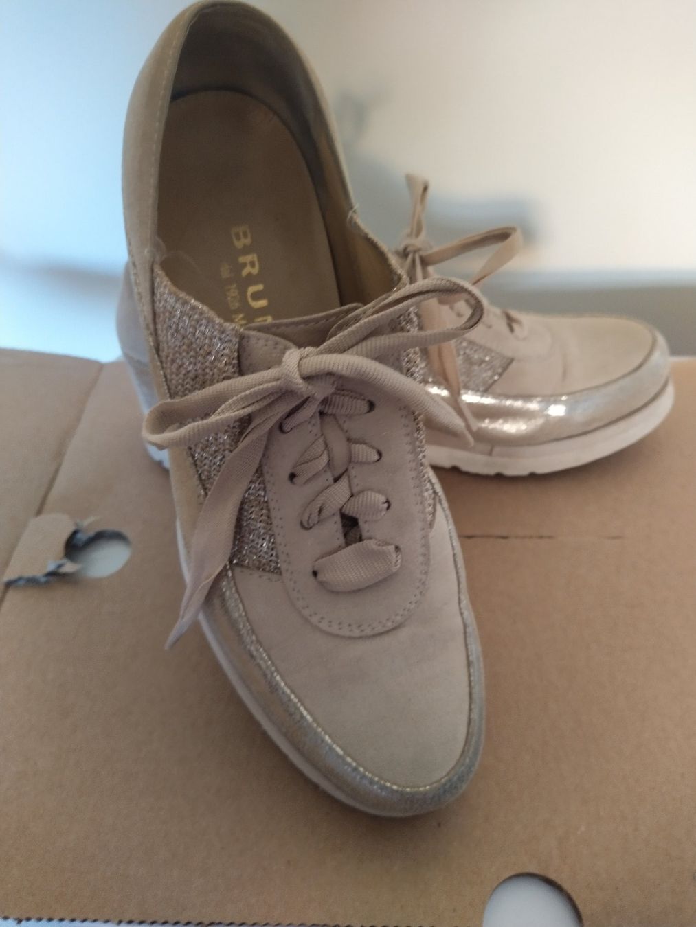 Brunate Scarpe da donna: Sneaker Brunate in beige, Grösse 36 – Usato da St. Urban venduto da Remember4