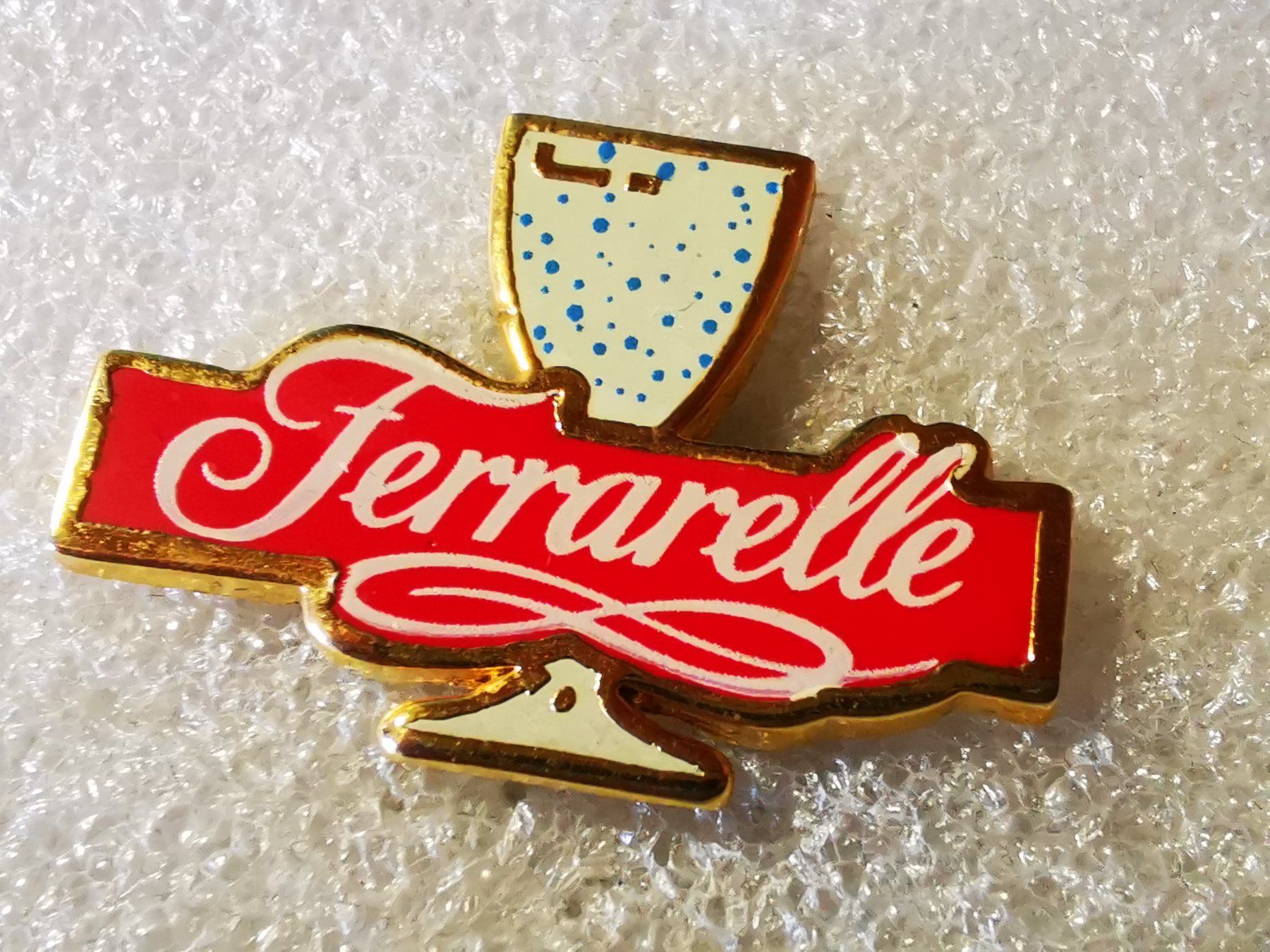 Placchette & Badge: Ansteckpin 165: Ferrarelle – Usato da Oppligen venduto da Pin-Fall-Shop