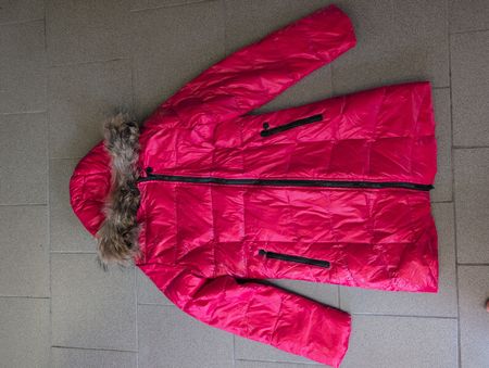 Moncler Mantel Grösse 3 rot mit Flecken