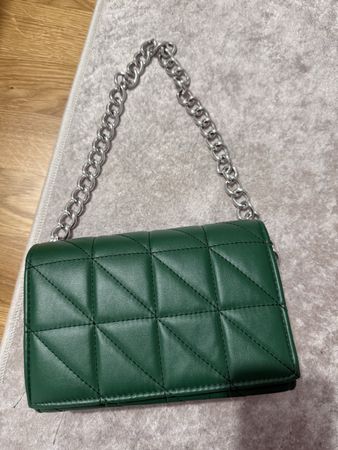 Grüne Stepptasche mit Silberkette, perfekt für den Herbst. 