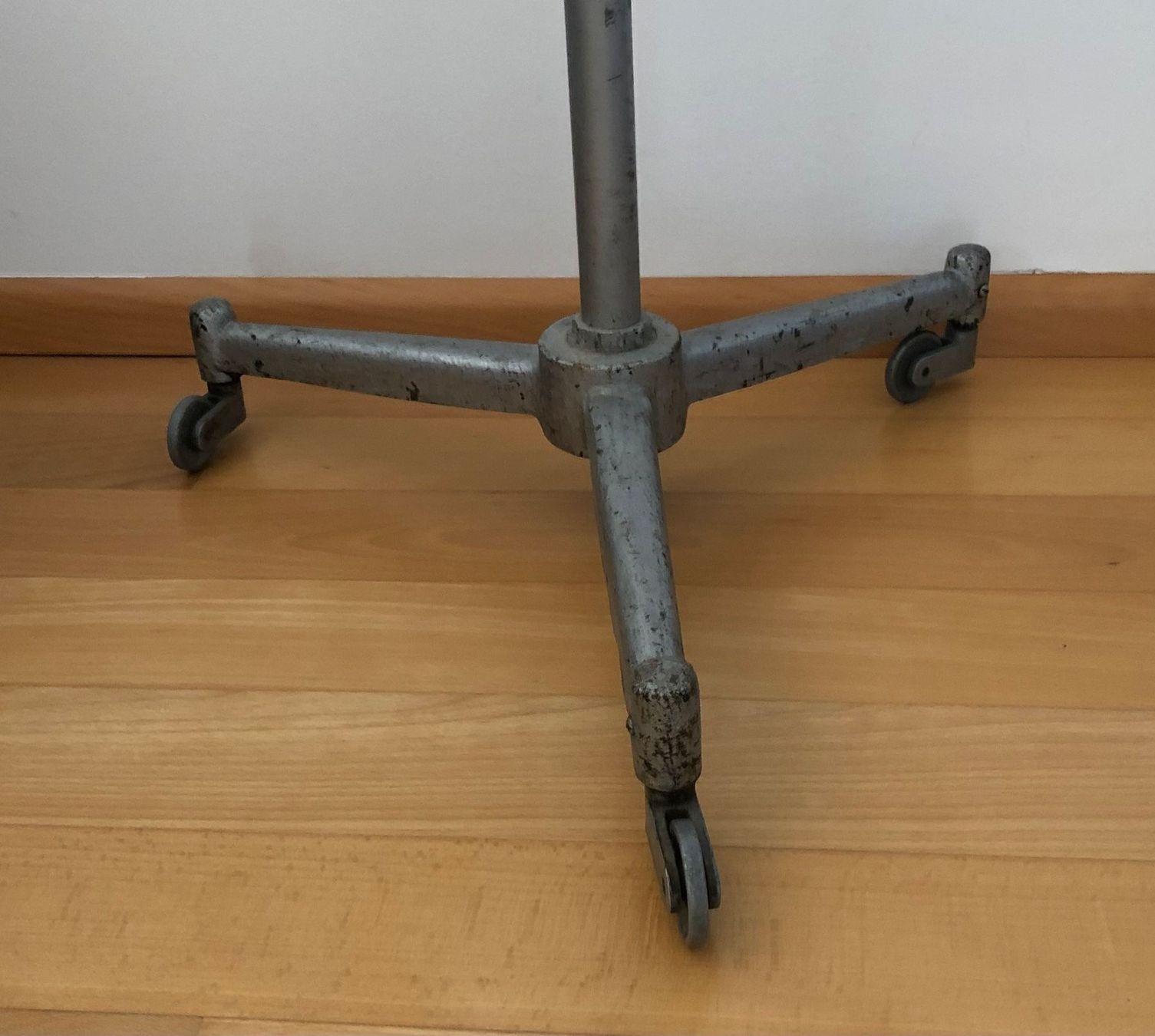 Lampade: Industrial Ständerlampe auf Räder – Usato da Münchenstein venduto da Brist 7