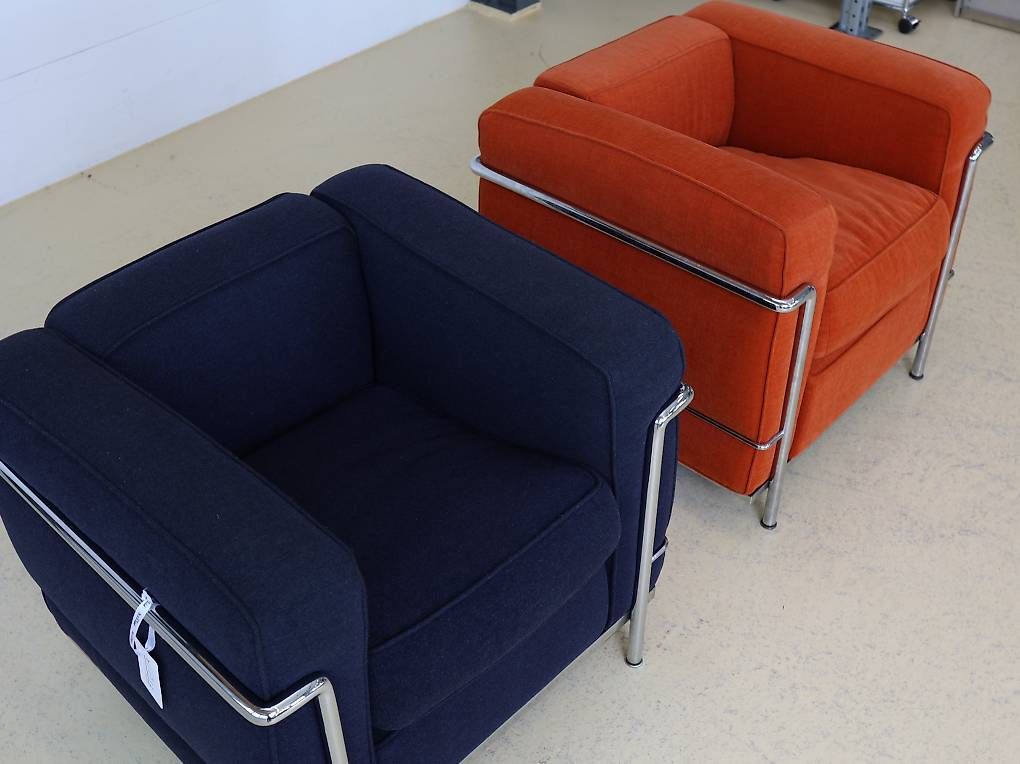 Le Corbusier Poltrone: Cassina LC2 Sessel Set | Orange & Dunkelblau – Usato da Meinisberg venduto da atelier_TILIJA 1