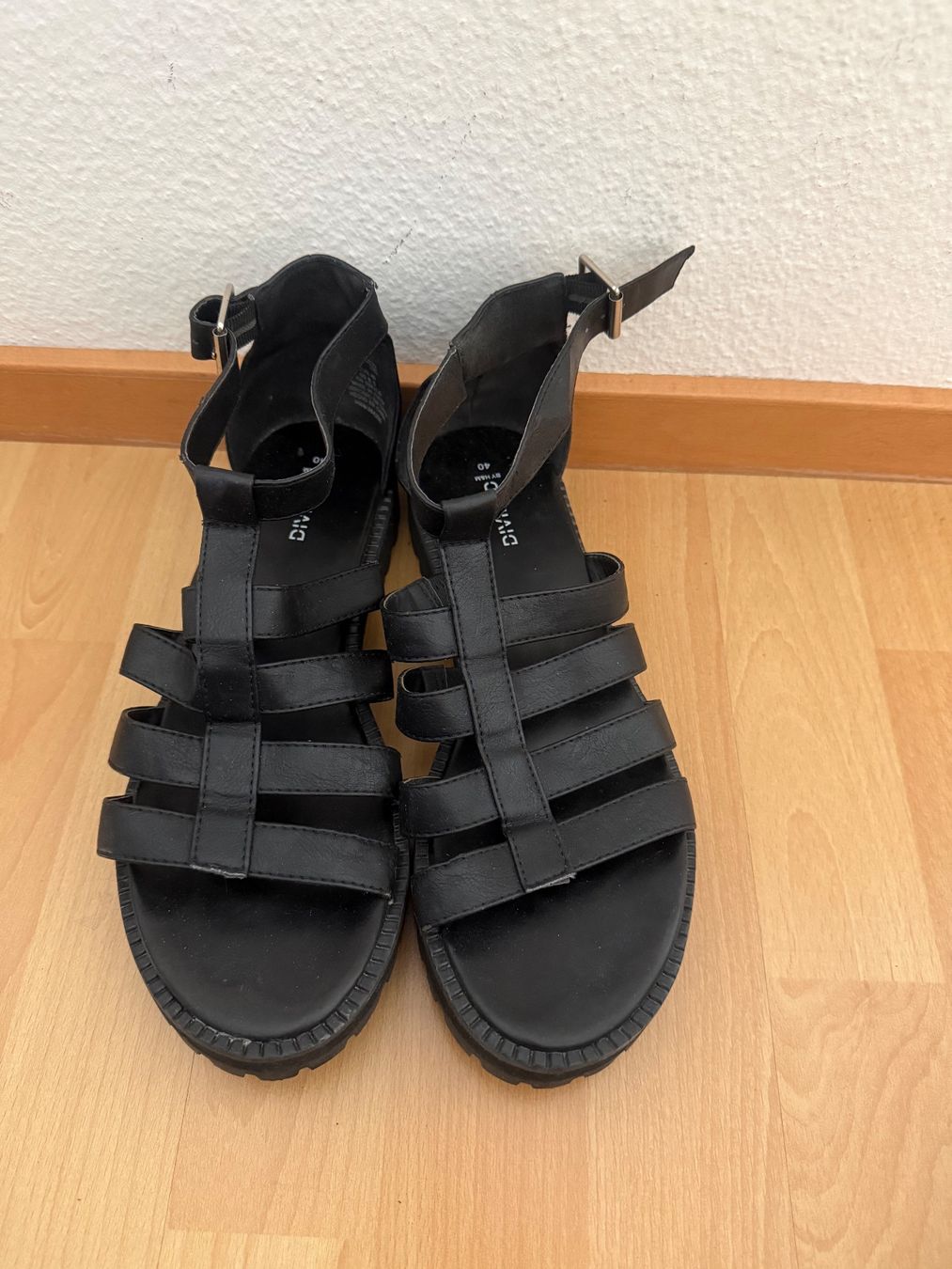 H&M Scarpe da donna: Schwarze Sandalen Gr. 40 von Divided H&M – Nuovo (secondo la descrizione) da Zürich venduto da Herbion1