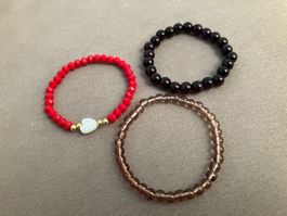 3 hüsche Armbänder, versch. Farben, D ca. 6.5cm neu, dehnbar