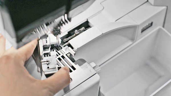 Bernina Macchine da cucire: Bernina Combi L890 – Nuovo e nell'imballaggio originale da Bülach venduto da topnaehmaschinen 4