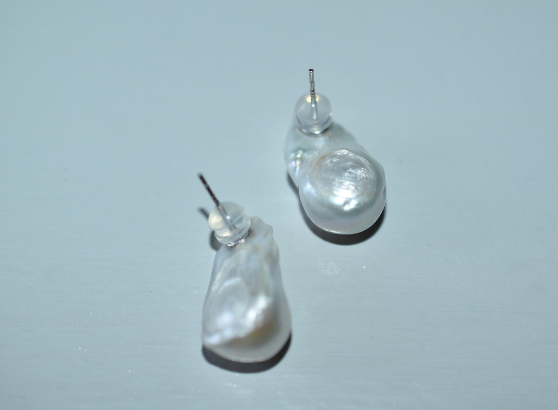 Orecchini pendenti & Orecchini a lobo: Perlen Baroque Ohrstecker weiss, neu – Nuovo e nell'imballaggio originale da Laufen venduto da flowerfan 2