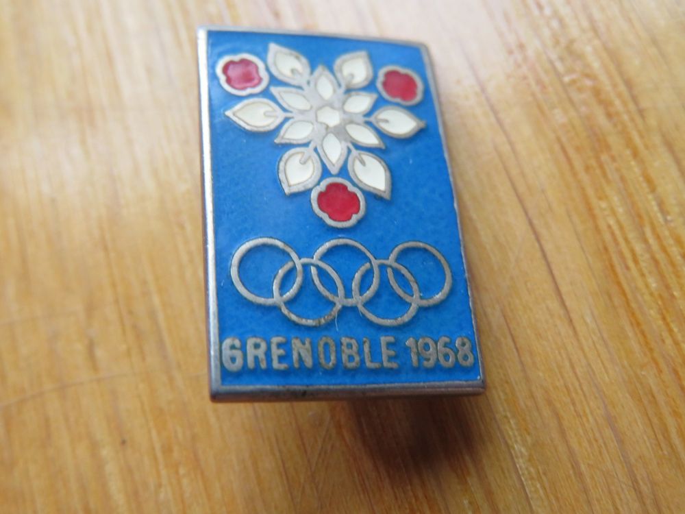 Broche/Pin's CHAMROUSSE OLYMPIQUE J.O Grenoble 1968 - Ski - Arthus Bertrand Paris - Neuf Qualité