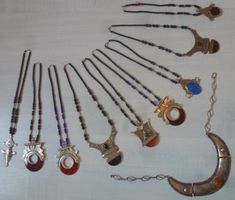 Lot ++ Handgefertigte Silberschmuck mit bearbeiteten Steinen