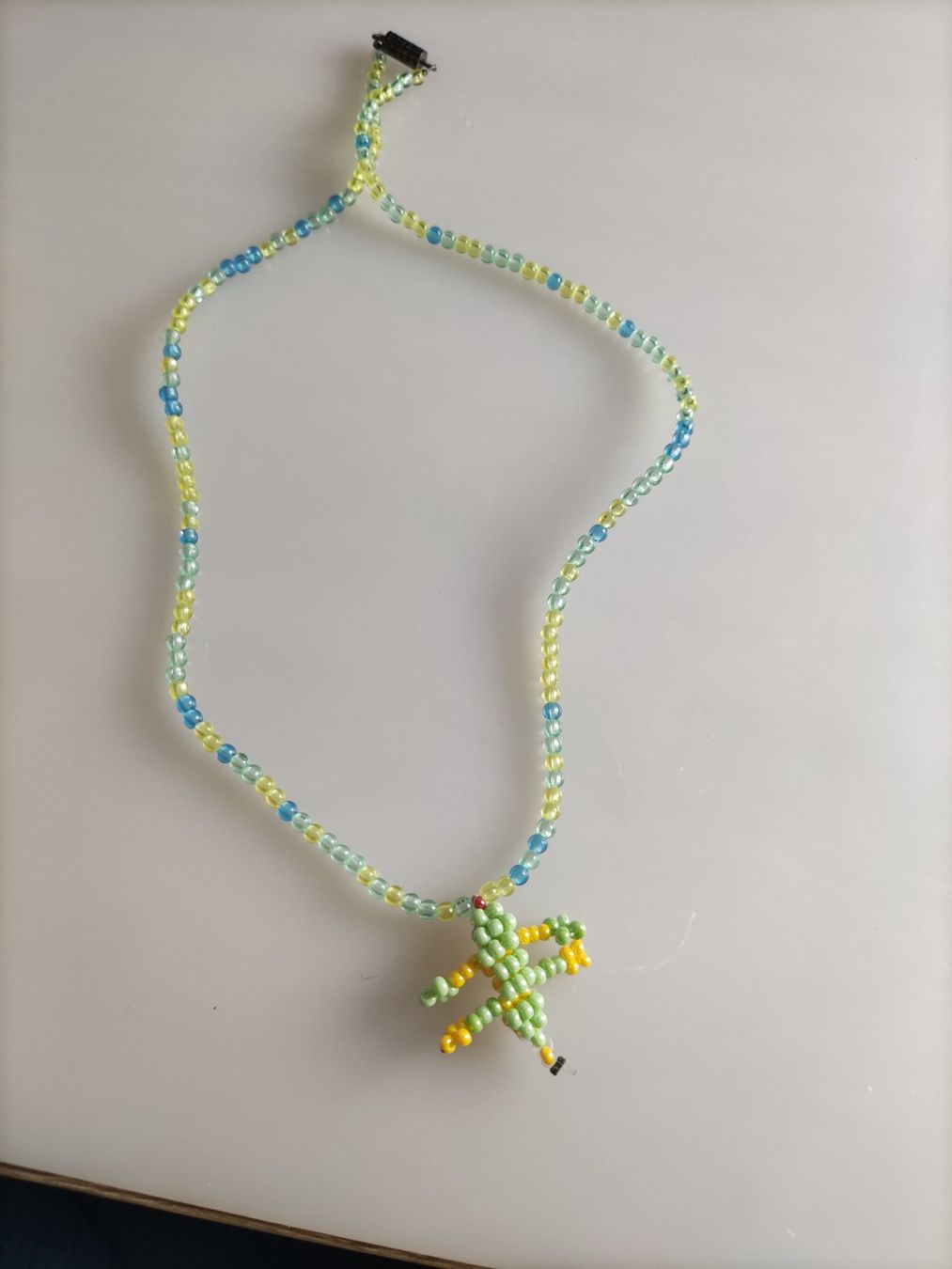 Catenine: Collier Perles avec Pendentif Lézard vert, jaune et bleu – Usato da Grand-Lancy venduto da Morriganne