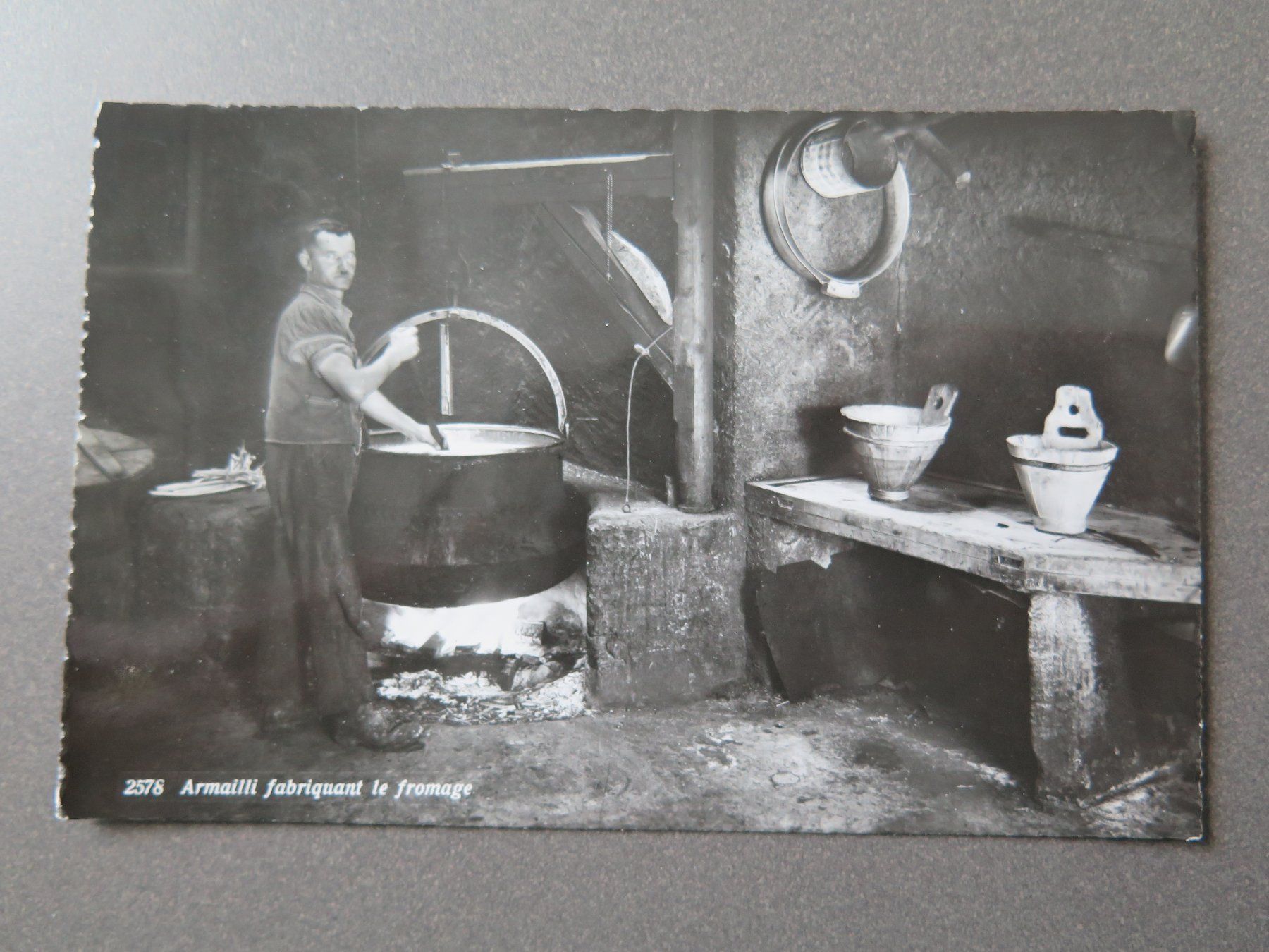 Cartes postales: ARMAILLI - KÄSER - ARMAILLI FABRIQUANT LE FROMAGE – D'occasion à Wittenbach par lipasal