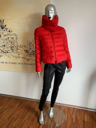 AKRIS: Exklusive rote Daunen-Jacke mit Kaufetikette NP 1690