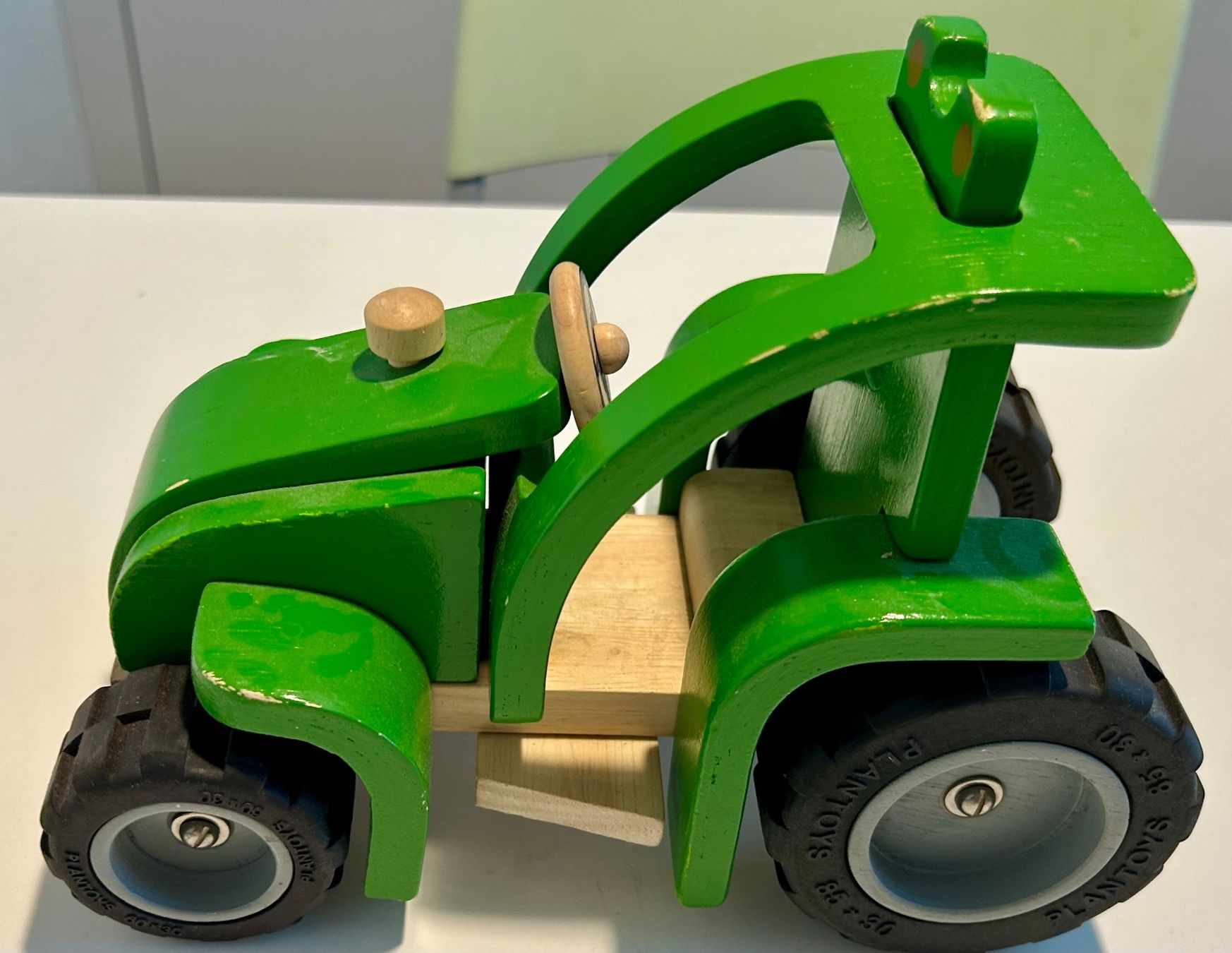 Plantoys Jouets: Holztraktor mit Anhänger – D'occasion à Riedholz par Abendsonne 2