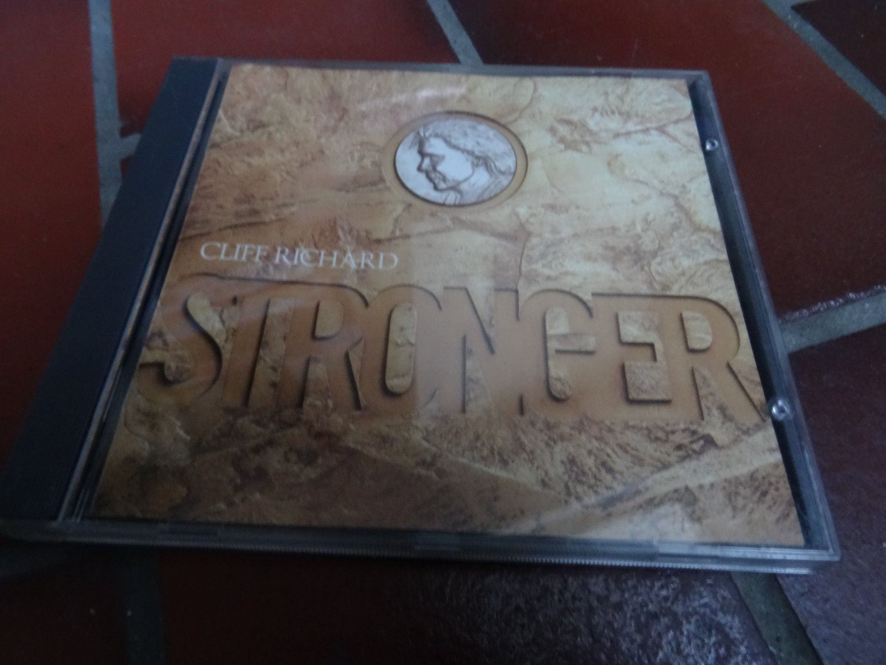 CDs: Cliff Ricahrd - Stronger CD – Gebraucht aus Olten von Disc-Ausverkauf