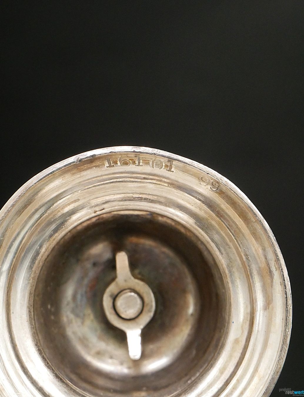 Caraffe: ANTIKE WEINKARAFFE mit versilbertem Ausguss – Usato da Winterthur venduto da Restwert_Winterthur 3