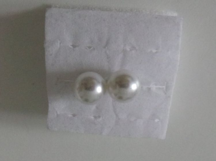 Boucles d'oreille: 2 Ohrstecker perlenförmig – D'occasion à Flamatt par Tattoo18