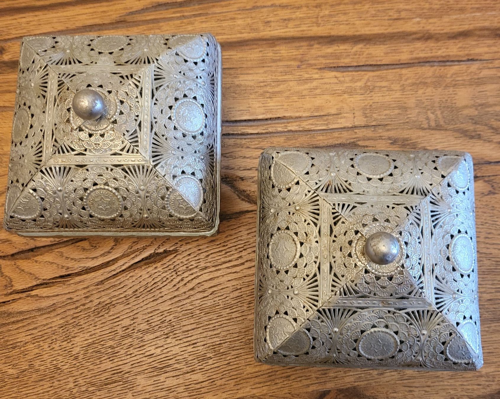 Tutte le decorazioni: 2x Silberfarbene Metalldosen Vintage – Usato da Basel venduto da sci_67ms