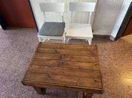 Tisch mit zwei Stühle 