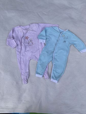Zwei Pyjamas Grösse 62/68 plus zwei geschenkt