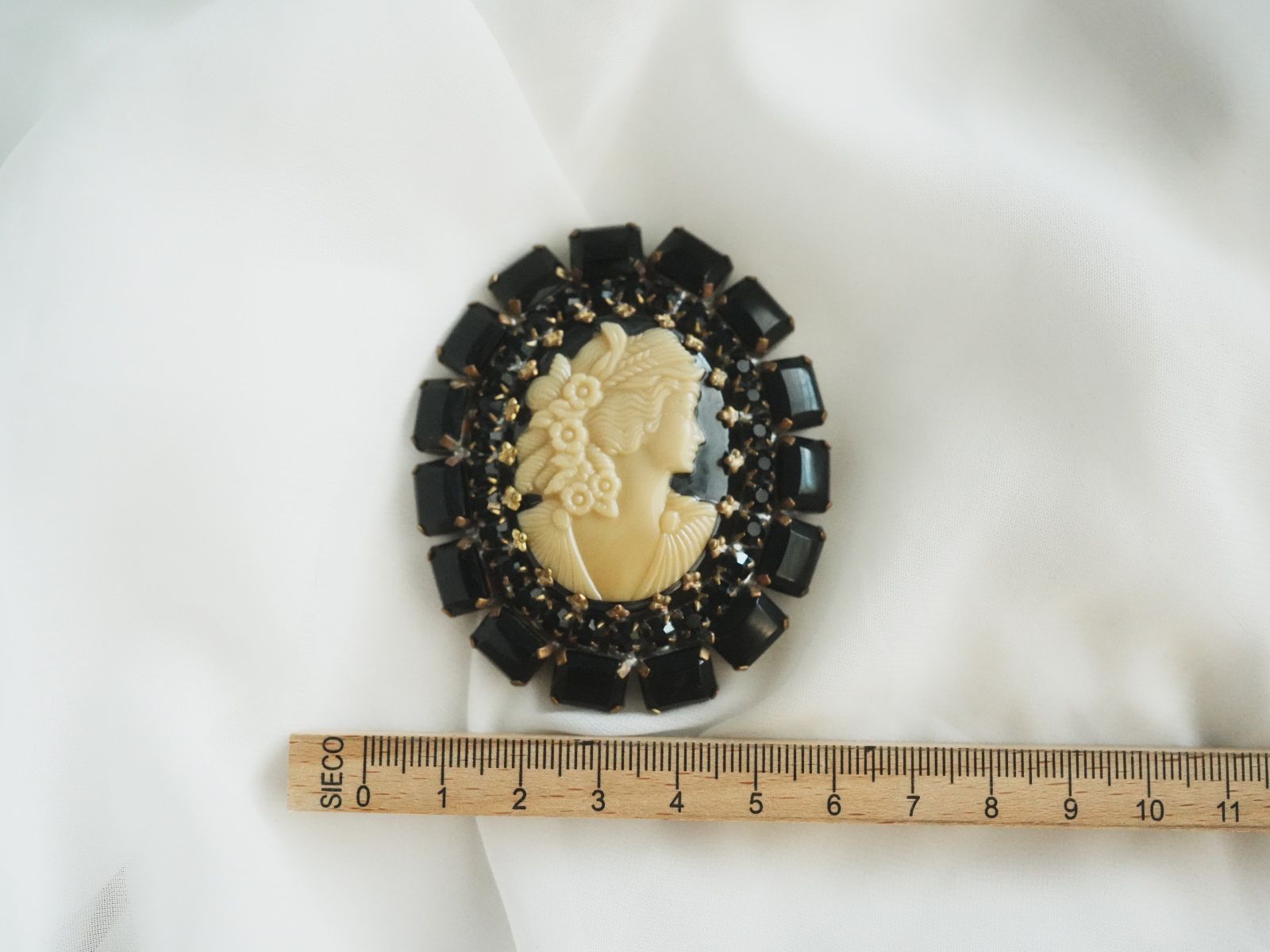 Spille & Fermagli: Grosse Vintage Cameo Brosche mit schwarzen Strasssteinen – Usato da Volketswil venduto da HeredisAntiques 5