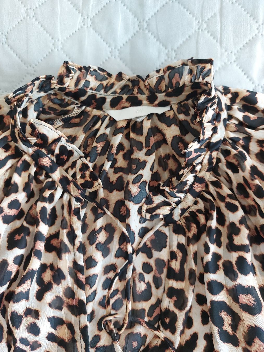 H&M Blusen: Leichte Bluse mit Leopardenmuster, Grösse M. – Gebraucht aus Thun von Alexanna 2
