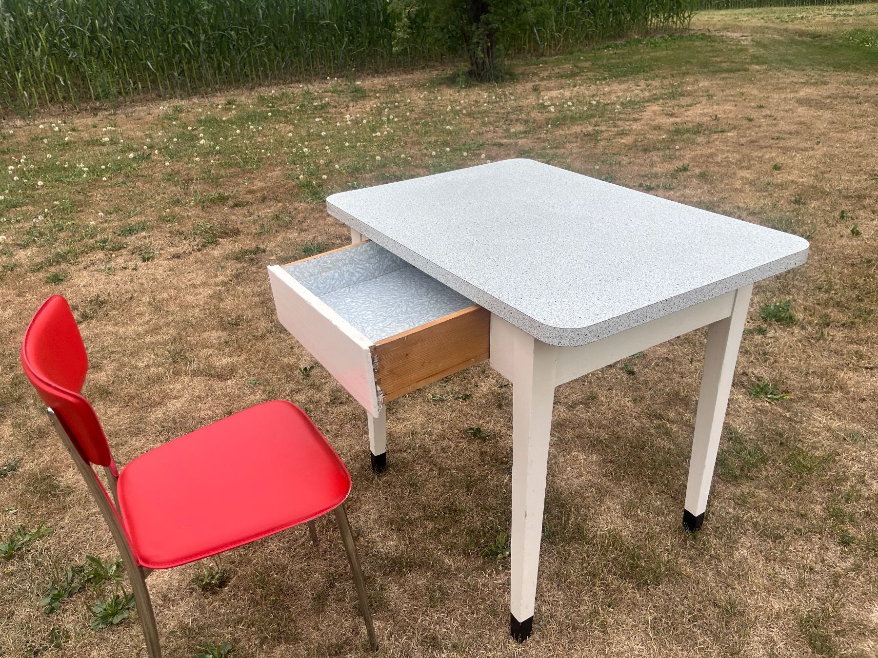 Tables: Küchentisch mit Schublade und Stuhl – D'occasion à Allmendingen b. BE par juair 4