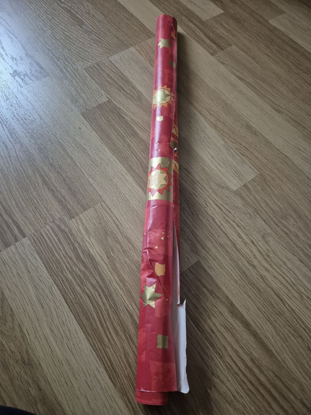 Carta: Rotes Geschenkpapier mit Goldmuster – Usato da Langenthal venduto da Polarisstern