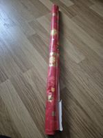 Rotes Geschenkpapier mit Goldmuster