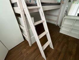 Erhöhung Mittelhochbett Flexa mit Leiter & Spielvorhang